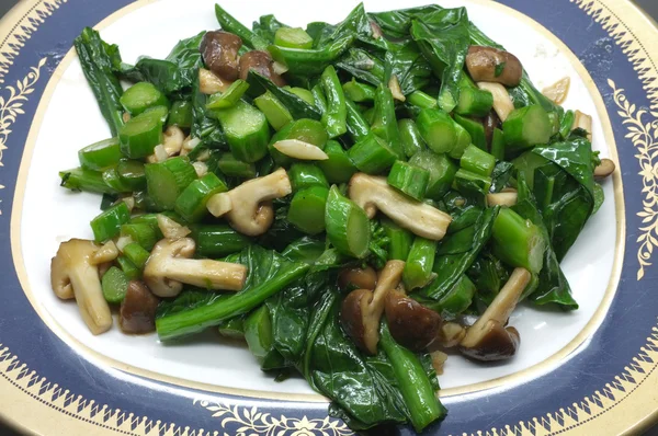 Kızarmış yeşil lahana ve mantar ilave edin