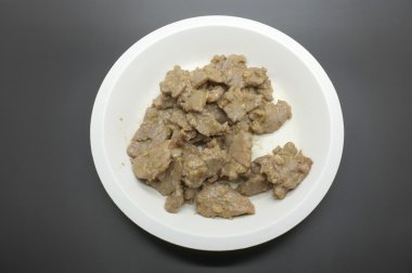 Sarımsak ve biber soslu kızarmış domuz eti ilave edin