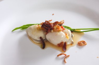 Taze çiğ istiridye soslu baharatlı Tay tarzında deniz ürünleri