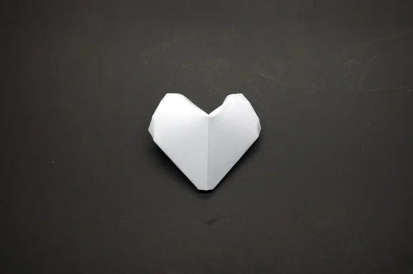 Beyaz origami kalp şekli kağıt — Stok fotoğraf
