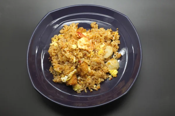 Remuer le riz frit avec de la pâte de chili — Photo