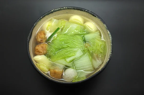 Gemüsesuppe mit Chinakohl, Eiertofu und Fischbällchen — Stockfoto