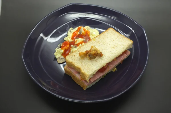 Schinken-Tomaten-Sandwich mit Rührei — Stockfoto