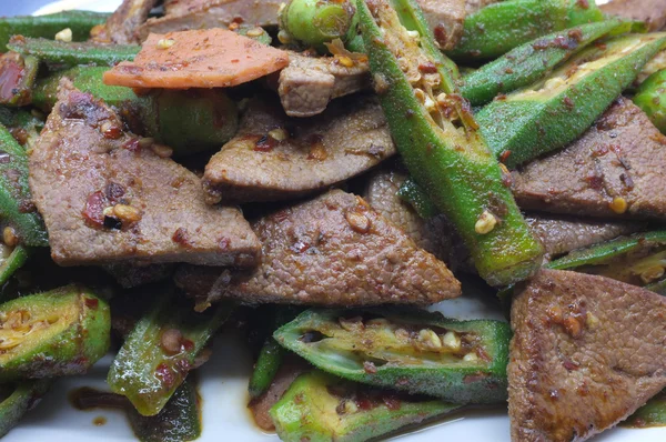 Aduk goreng hati babi dengan okra, jari wanita — Stok Foto