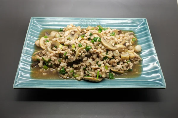 Mélanger le porc haché frit avec des champignons et des légumes verts — Photo