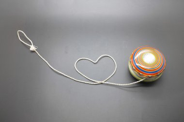 Vintage yoyo ile kalp şeklinde haddeleme sicim