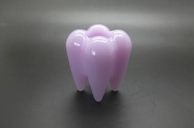 İnsan dişi modeli ile delik