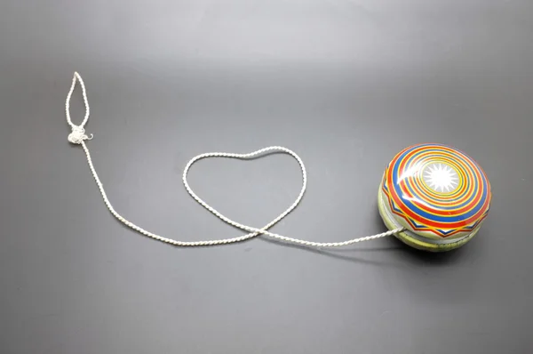 老式 yoyo 用细绳轧制在心的形状 — 图库照片