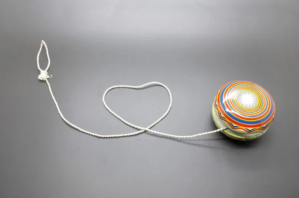 Yoyo vintage avec fil roulant en forme de coeur — Photo