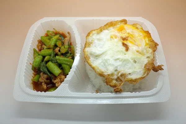 Scatola di cibo tailandese, uovo fritto su riso con pollo fritto e verdure — Foto Stock