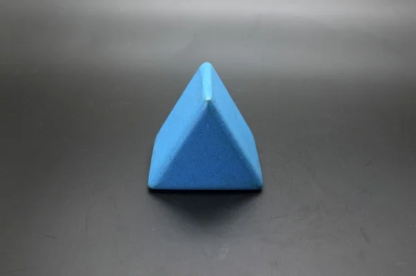 Holzspielzeug blaue Dreiecksblöcke — Stockfoto