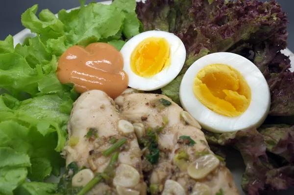 Insalata con pollo e uova — Foto Stock