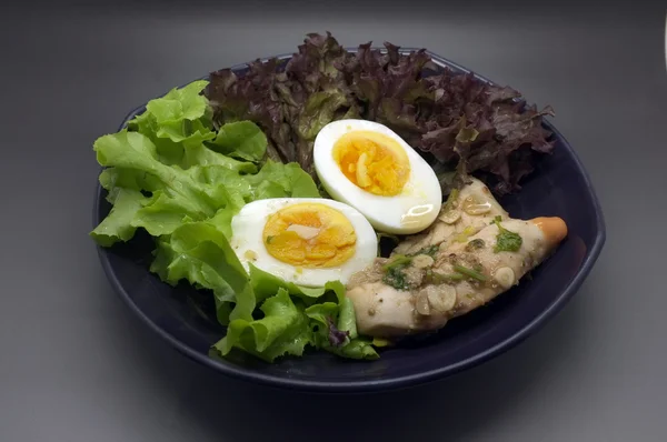 Insalata con pollo e uova — Foto Stock