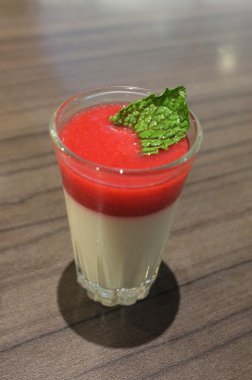Çilek soslu tatlı panna cotta