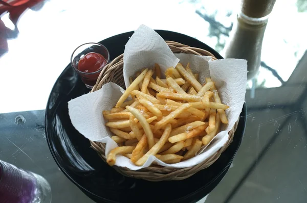 Bratkartoffeln, Pommes im Korb mit Ketchup — Stockfoto