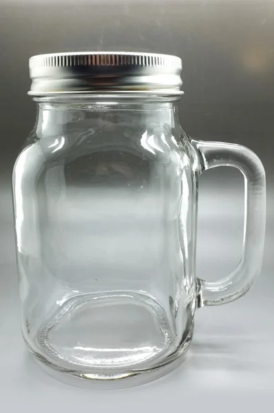 Taza de vidrio con tapa metálica — Foto de Stock