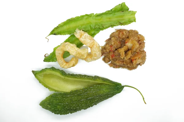 Соус чили из креветок с зелеными овощами и хрустящей свининой, традиционные тайские блюда — стоковое фото