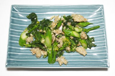 Kızarmış Çince lahana kıyma domuz eti ile karıştırın