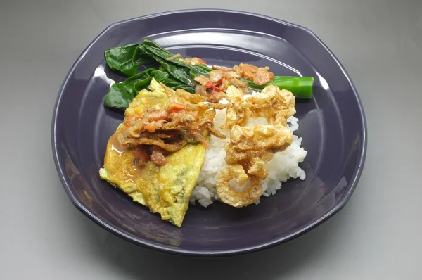 Nasi rebus dengan pasta udang saus cabai dengan sayuran hijau dan daging babi renyah, makanan Thailand — Stok Foto
