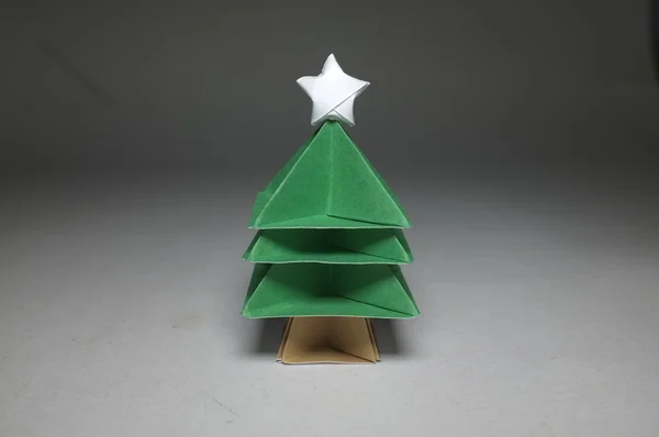 Origami en forma de árbol de Navidad con estrella en la parte superior — Foto de Stock