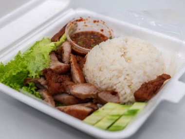 Izgara domuz boyunlu pilav ve baharatlı Tayland sosu lezzetli ve iştah açıcı bir şekilde sunuluyor.