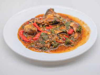 Konserve balık fesleğeni sıcak pilav ile servis edilir, canlı ve iştah açıcı bir Tayland yemeği sunulur.