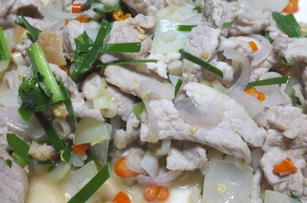 Pikantní salát s vepřovým masem, thajské jídlo — Stock fotografie