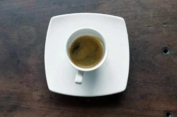 Ahşap masa üzerinde beyaz fincan sıcak kahve — Stok fotoğraf