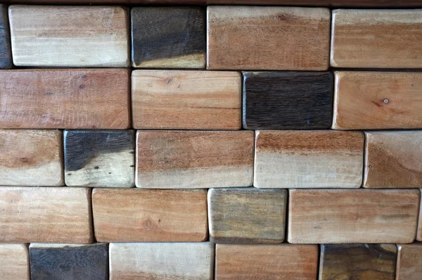Empilhamento de madeira de cor escura e clara como textura de fundo — Fotografia de Stock