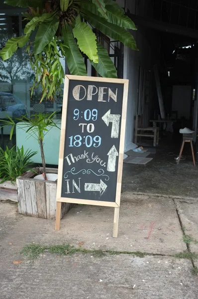 Tableau noir de cadre devant le café — Photo