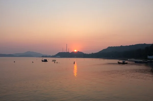 海と夕日の下ビーチ桟橋で山 — ストック写真