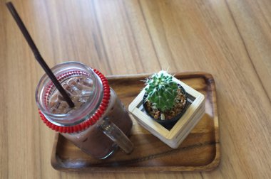 Buzlu kahve ve kaktüs ahşap tablo