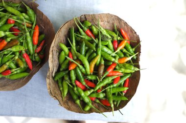 Kurutulmuş yaprak ambalaj içinde kırmızı ve yeşil biber
