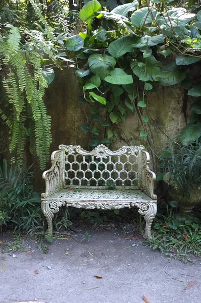 Weißer Vintage Stuhl im Garten — Stockfoto