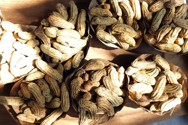 Cumulo di arachidi con buccia — Foto Stock