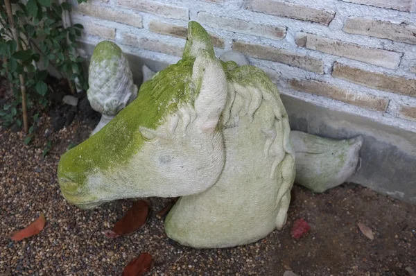 Sculpture couverte de mousse dans le jardin — Photo