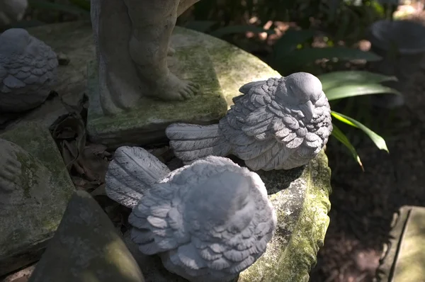 Escultura cubierta de musgo en el jardín — Foto de Stock