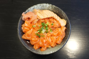 Ham ve taze somon eti ve somon balık yumurtası