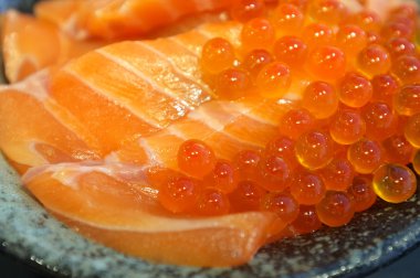 Ham ve taze somon eti ve somon balık yumurtası