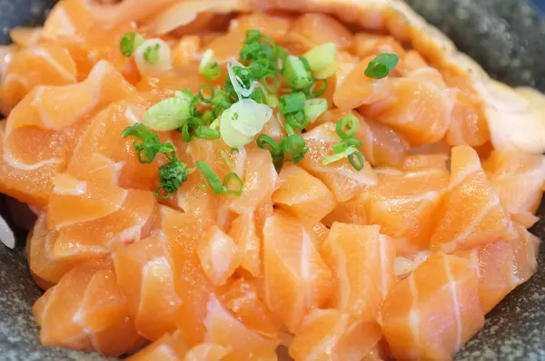 Carni fresche e crude di salmone e uova di salmone — Foto Stock