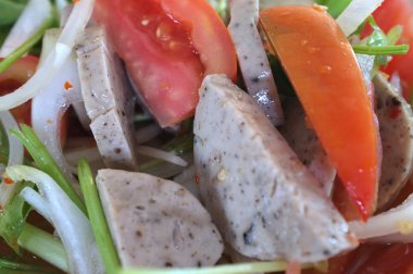 Tay domuz sucuk baharatlı salata