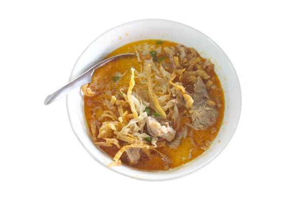 Soupe de nouilles au curry de style nordique avec viande, cuisine thaïlandaise — Photo