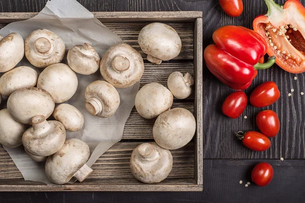 Mantar bir ahşap kutu ve sebze.