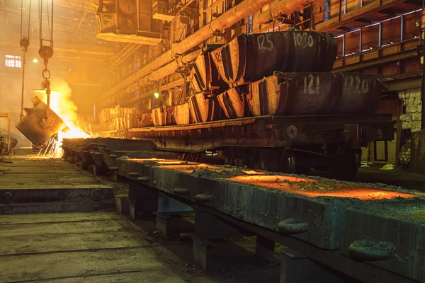 Cuchara el metal caliente en la planta metalúrgica . — Foto de Stock