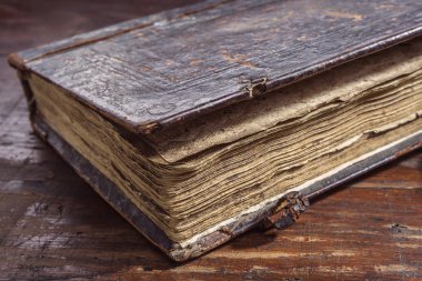 Masanın üzerinde nadir kitap.