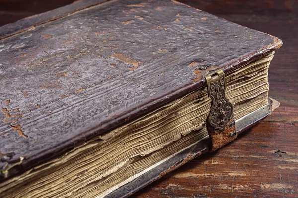 Starověká kniha na stůl. — Stock fotografie