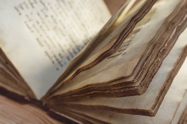 Metin ile açık bir kitabın sayfaları.