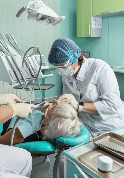 El paciente está en el consultorio dental. . — Foto de Stock