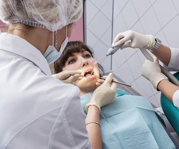 Lavarse los dientes con un dentista en la clínica — Foto de Stock