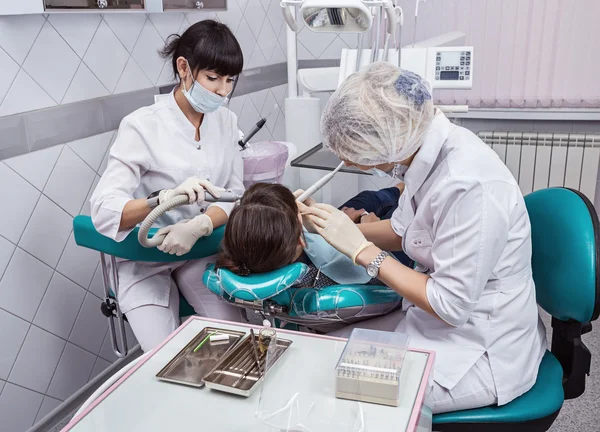 Clínica dental, tratamiento dental en la morena . — Foto de Stock
